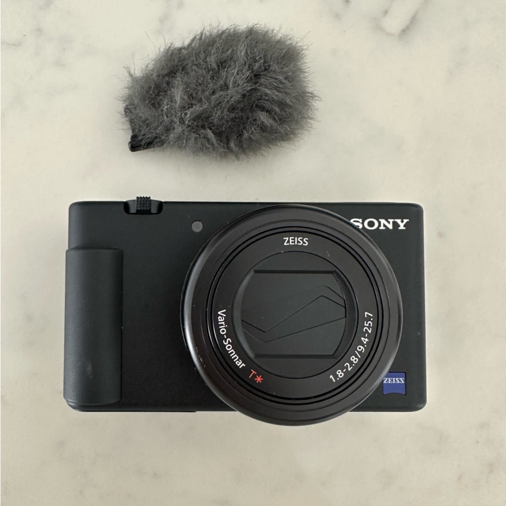 Sony ZV-1 Digital for Vlogging with Flip Screen, 4K HDR, Touchscreen, Live Video